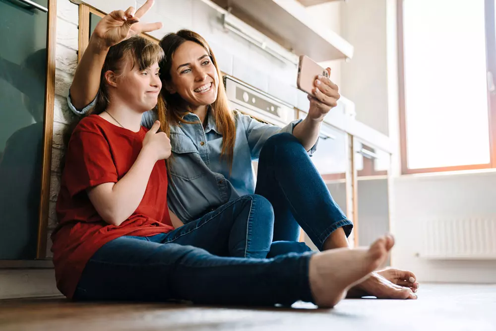 Madre e hija con discapacidad haciéndose una foto con el móvil