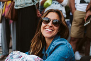 Claudia Piqueres sonriendo con gafas de sol