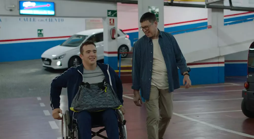 Rafa, joven en silla de ruedas y jugador de baloncesto, acompañado por su padre