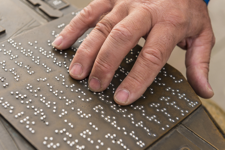 etiquetado braille