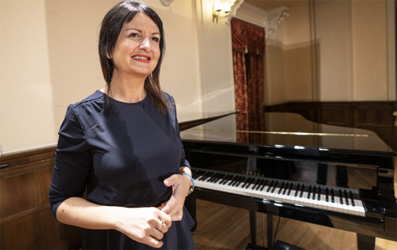 Mónica López, junto a su piano
