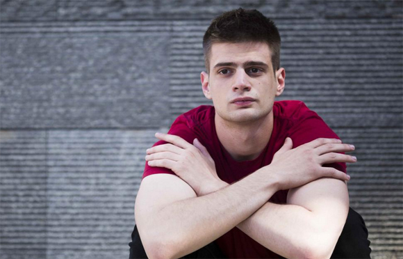 Joven sintiéndose solo