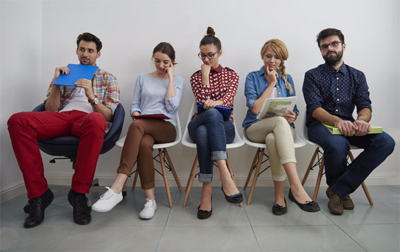 Un grupo de jóvenes esperando a hacer la entrevista de trabajo