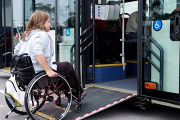Usuaria de silla de ruedas accediendo a un autobús accesible