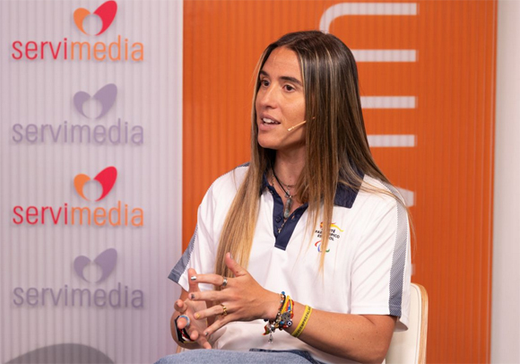 Marta Francés durante la participación en el diálogo celebrado por Servimedia