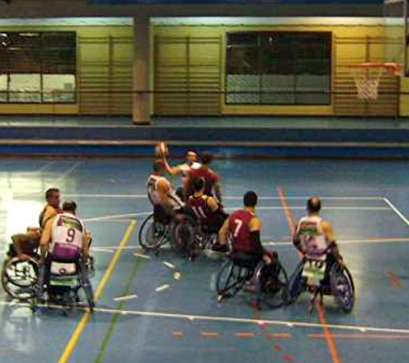 Práctica de baloncesto en silla de ruedas. Fotografía tomada del blog 'La ciudad comprometida'