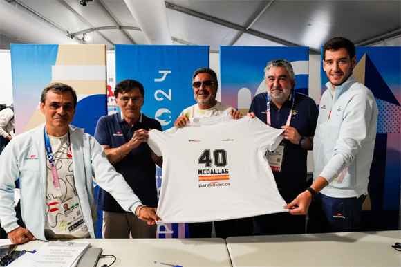 Representantes del Consejo Superior de Deportes y del Comité Paralímpico Español sostienen una camiseta que refleja las 40 medallas paralímpicas. Foto de CPE