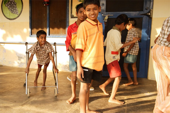Un grupo de niños con distintas discapacidades, en India