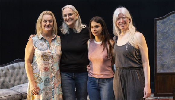 La directora con tres actrices ciegas