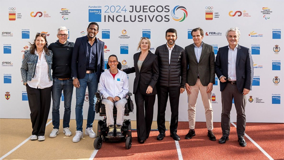 Foto de familia de algunos de los deportistas internacionales que particparon en los II Juegos Inclusivos