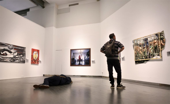 Visitantes contemplando la exposición