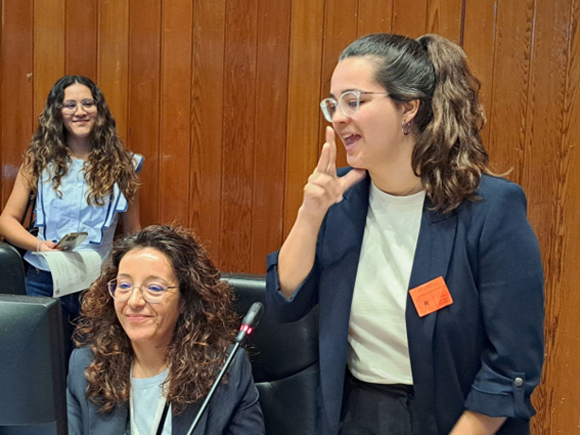 Una mujer sorda aprueba el MIR superando muchas «barreras» y reclama lengua de signos en las consultas