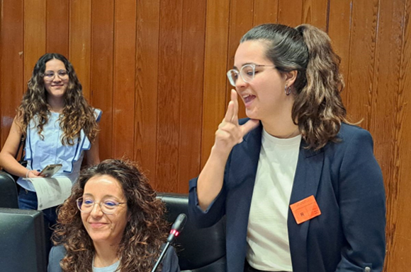 Una mujer sorda aprueba el MIR y anima a a perseverar a pesar de las barreras