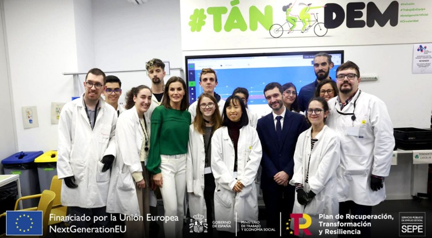 Doña Letizia, visitando una de las aulas del proyecto Tandem