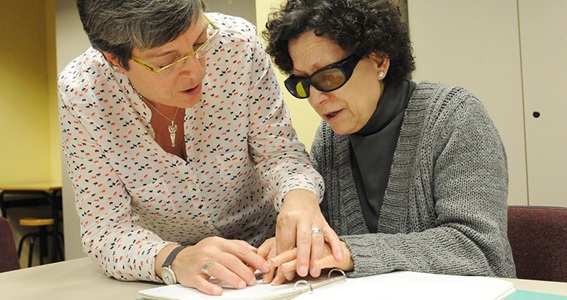 Mujer leyendo en braille