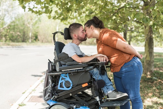 Joven con parálisis cerebral