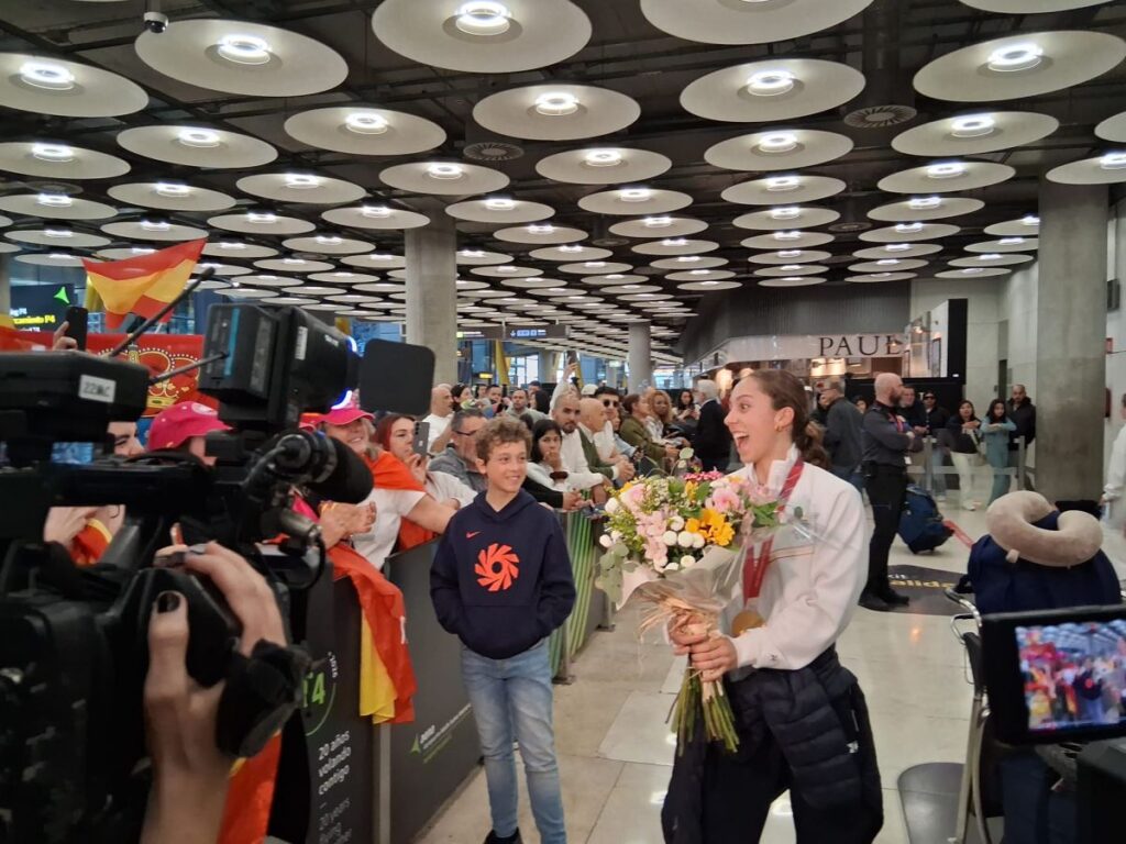Momento de la llegada de Audrey al aeropuerto